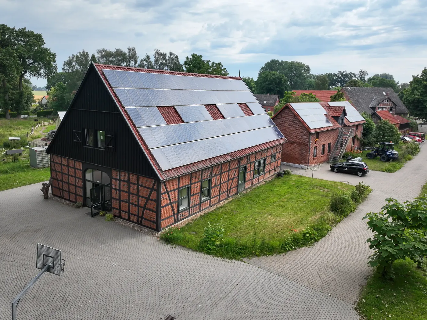 Luftbild von LeBe Mechau mit Fachwerk-Haupthaus