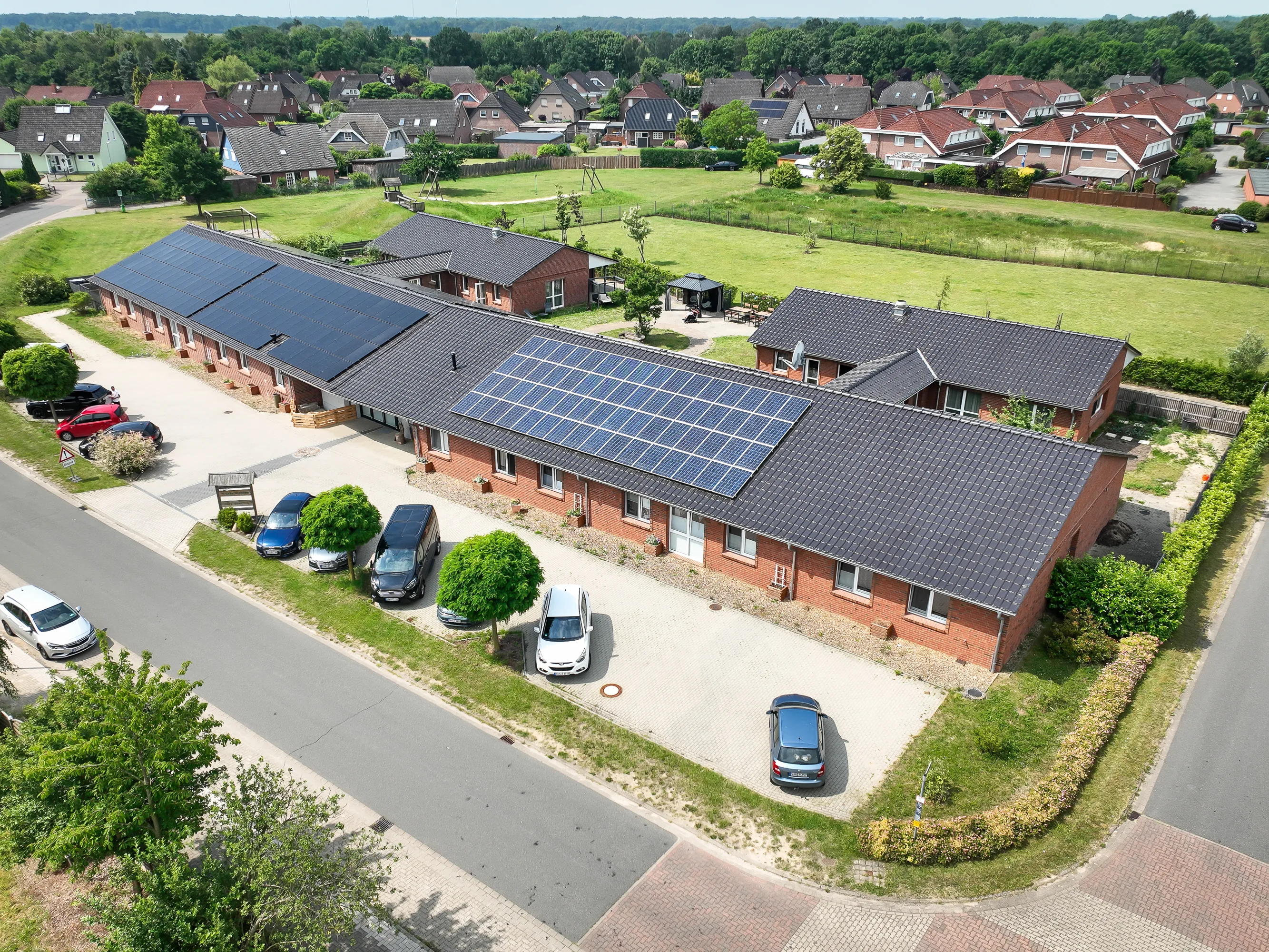 Luftbild eines Hauses von LeBe Mechau, eingebettet in Felder