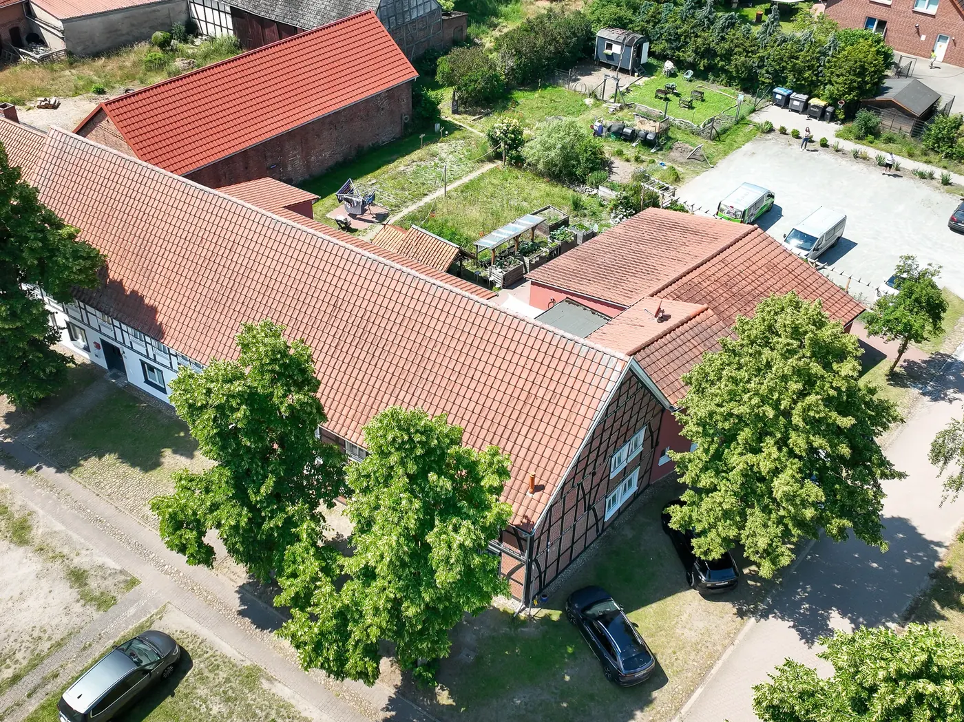 Luftbild eines Fachwerk-Standorts von LeBe Mechau mit altem Baumbestand