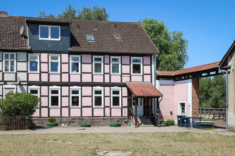 Außenwohngruppe Mechau in Arendsee, rosa Fachwerkhaus mit Eingangsvordach