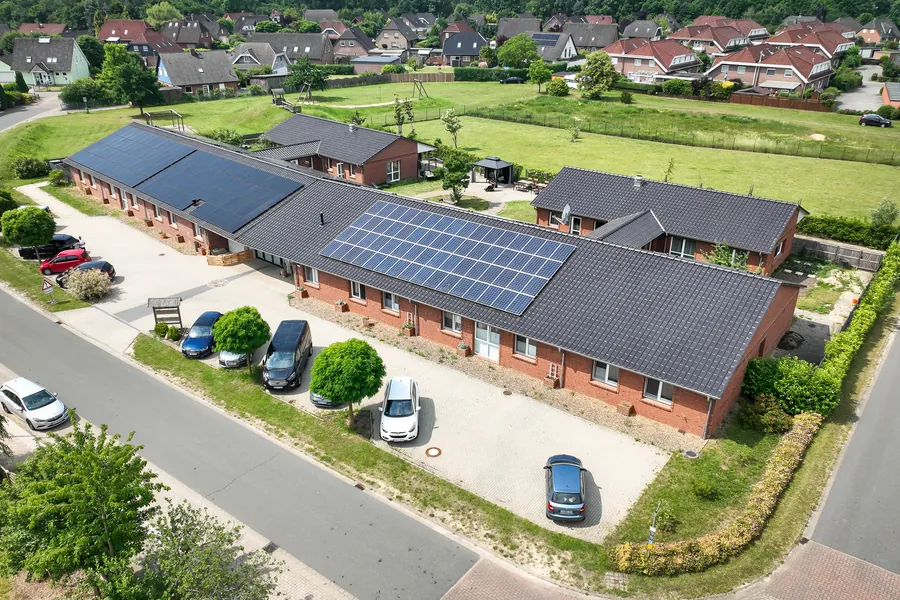 Luftbild von Haus Domäne in Wustrow (Wendland) mit Solaranlage