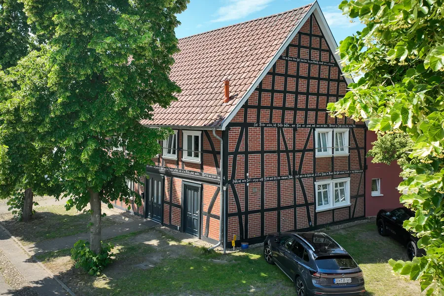 Haus Kaulitz in Arendsee OT Mechau, rotes Fachwerkhaus mit Inschriften an der Fassade