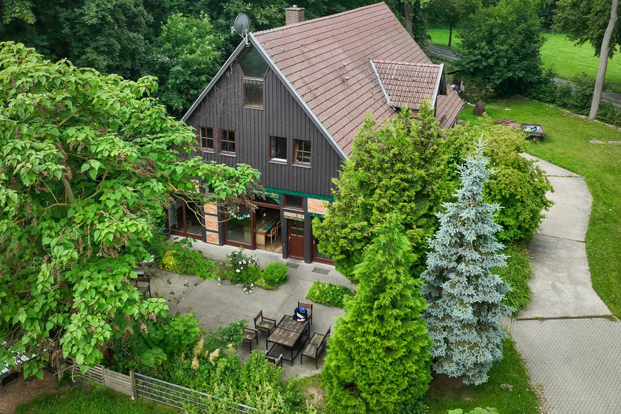 Haus Klennow in Klennow bei Wustrow (Wendland), dunkles Holzhaus mit Terrasse im Grünen