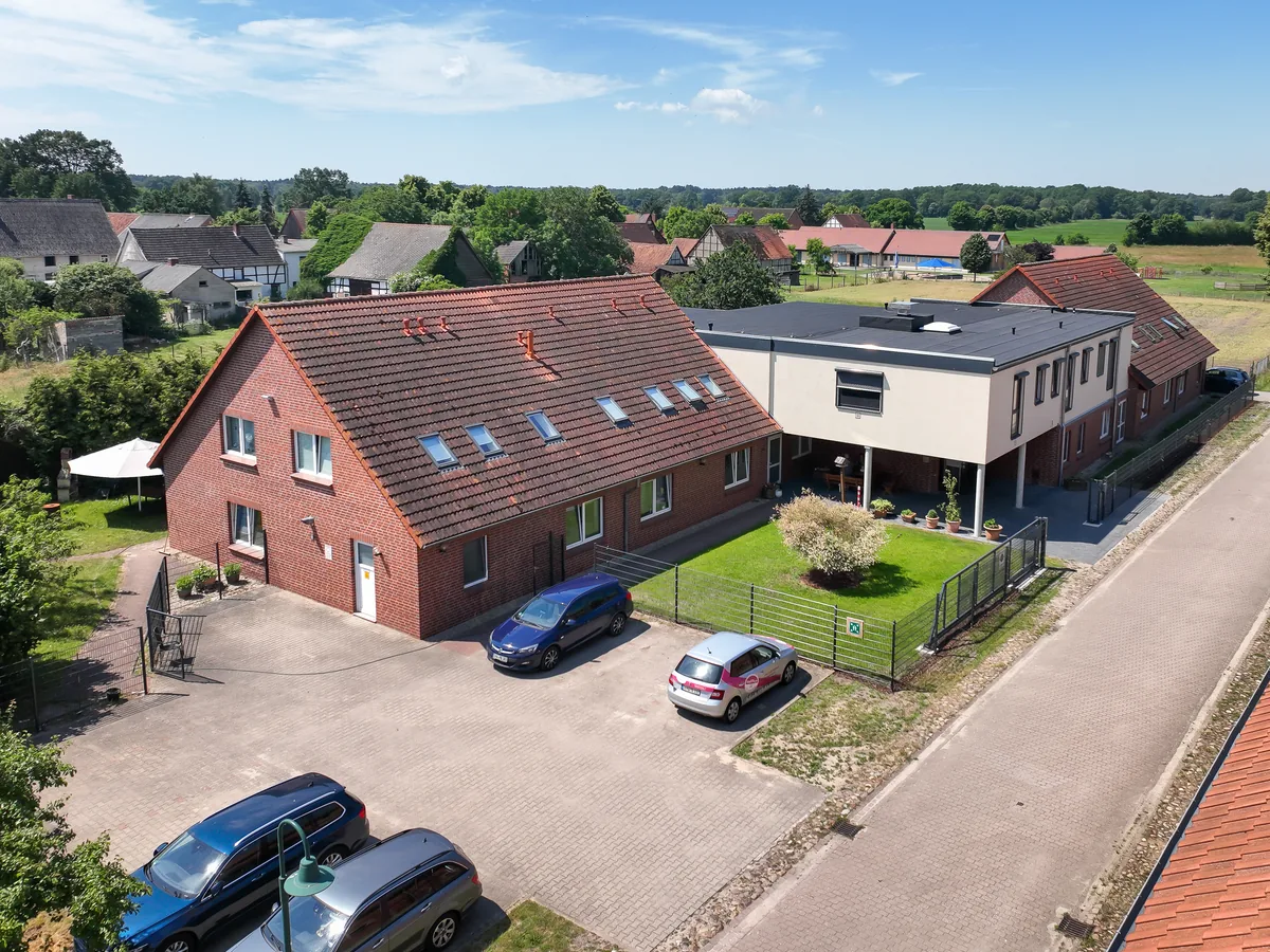 Luftbild eines Wohnhauses von LeBe Mechau, eingebettet in die dörfliche Umgebung