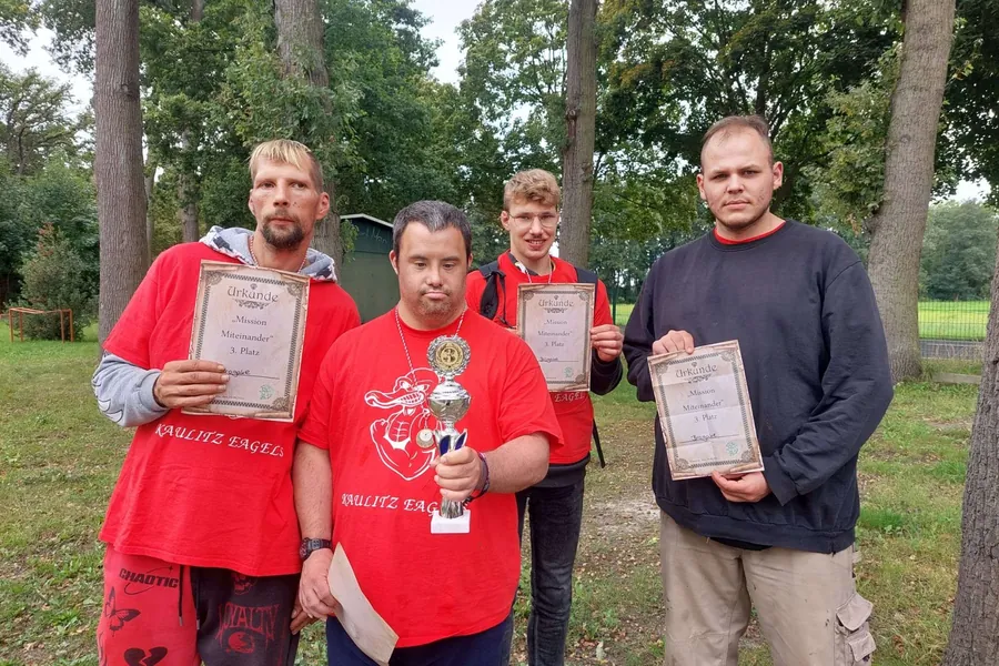 Das Team der Kaulitz Eagels mit Pokal und Urkunden beim Sportfest